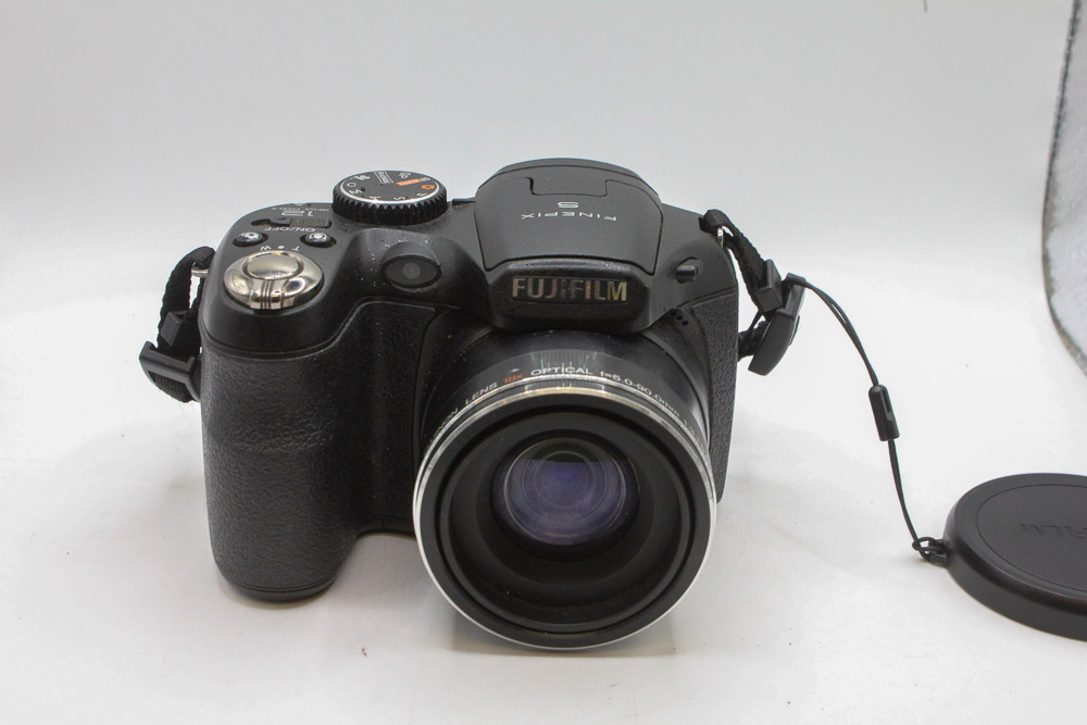 Fujifilm S2750HD Digital Bridge Camera (Used)